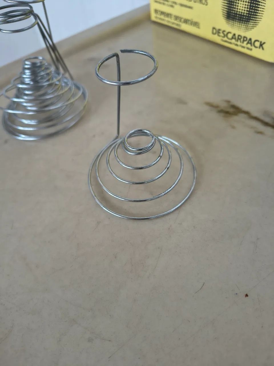 Porta caneta metal espiral