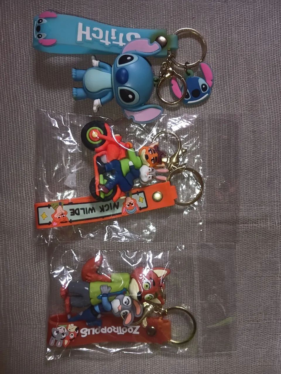 Três chaveiros 2 ZOOTROPOLIS 1 Stitch material borracha  - Foto 5