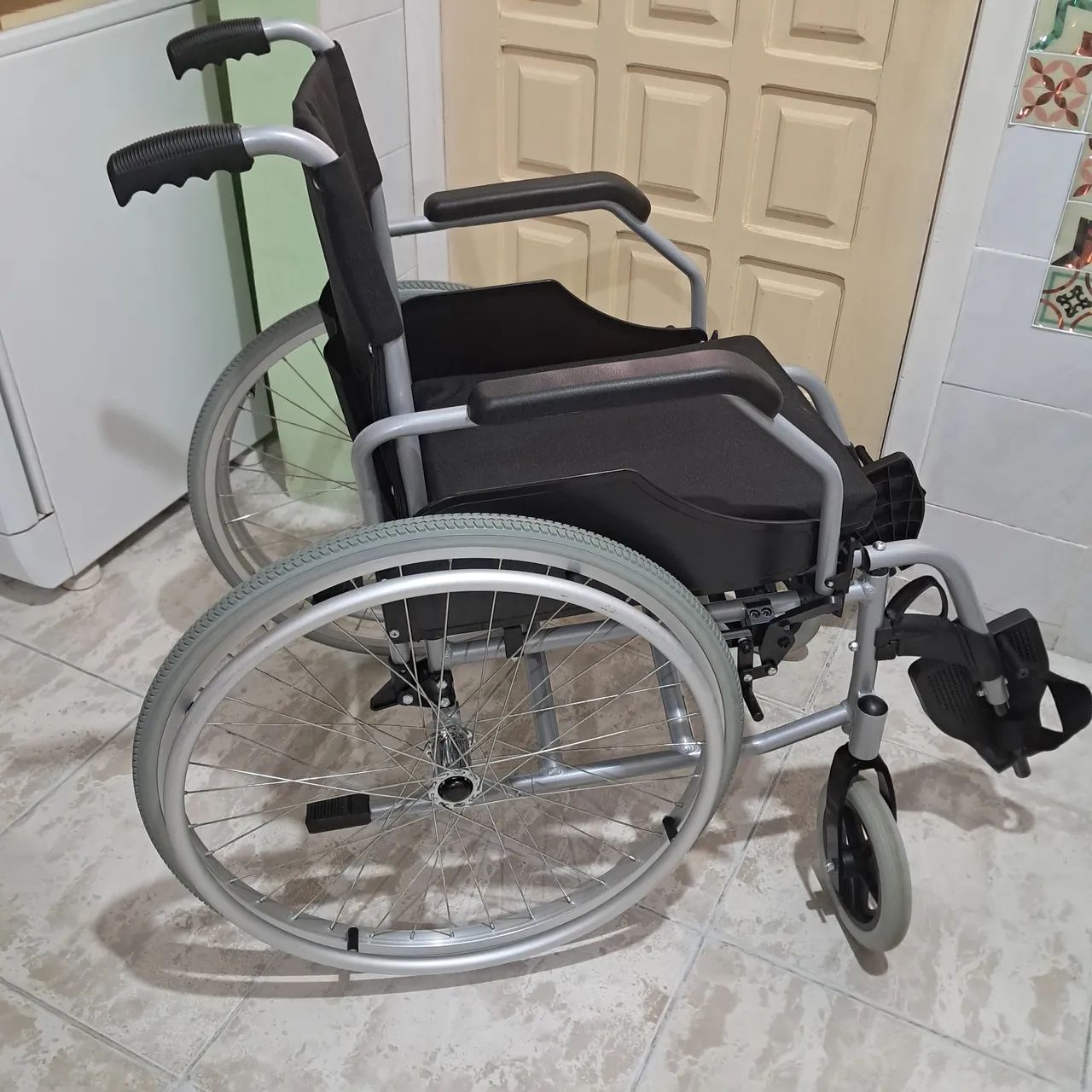 Cadeira de rodas seminova  - Foto 4