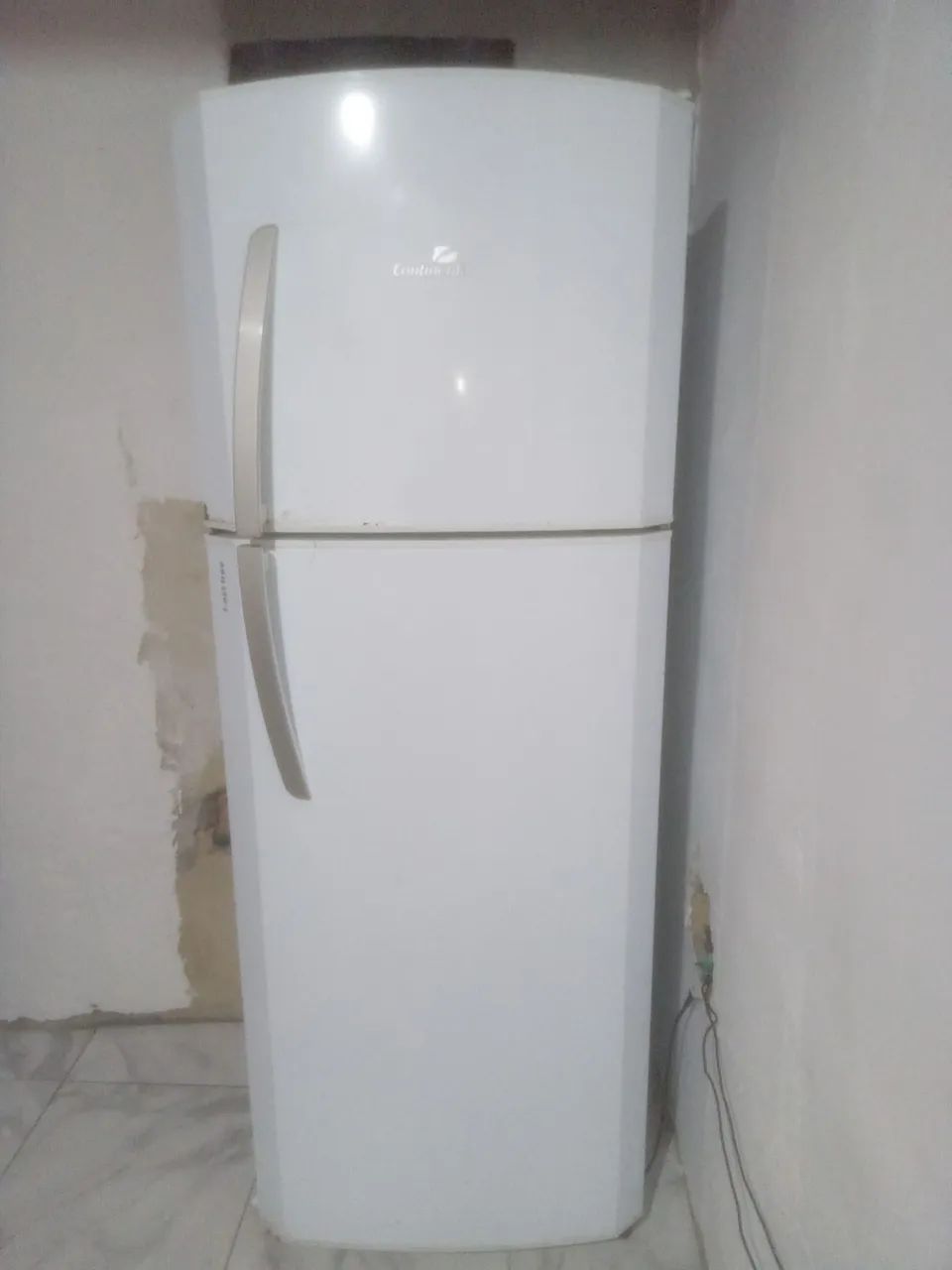 Vendo uma geladeira..