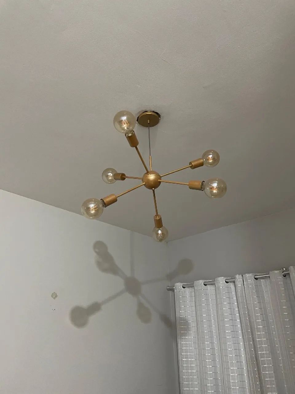 Lustre com as lâmpadas 