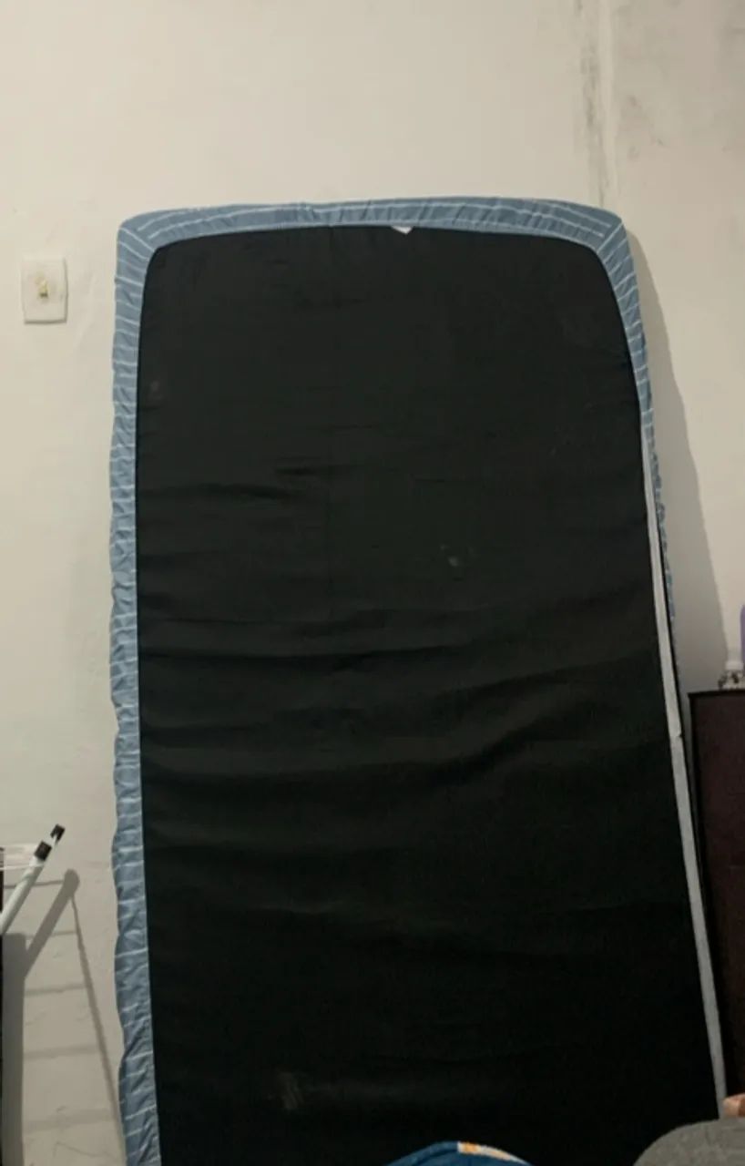 Vendo colchão de solteiro com lençol  - Foto 2