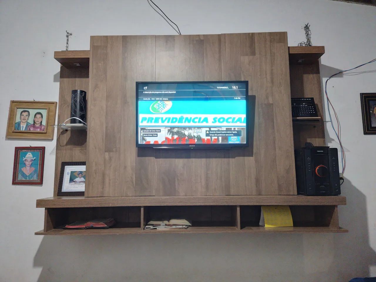 Painel com led, cabe tv de até 50 polegadas, tá em ótimo estado  - Foto 2