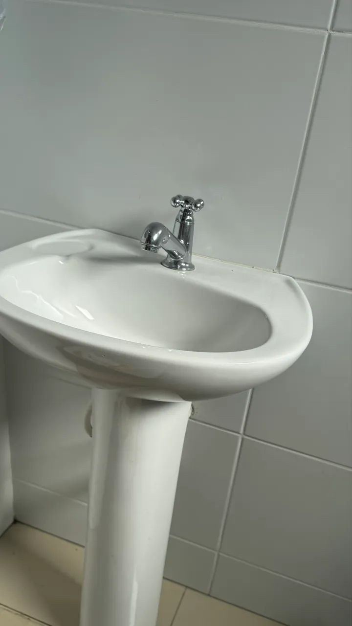 Pia de banheiro com coluna 