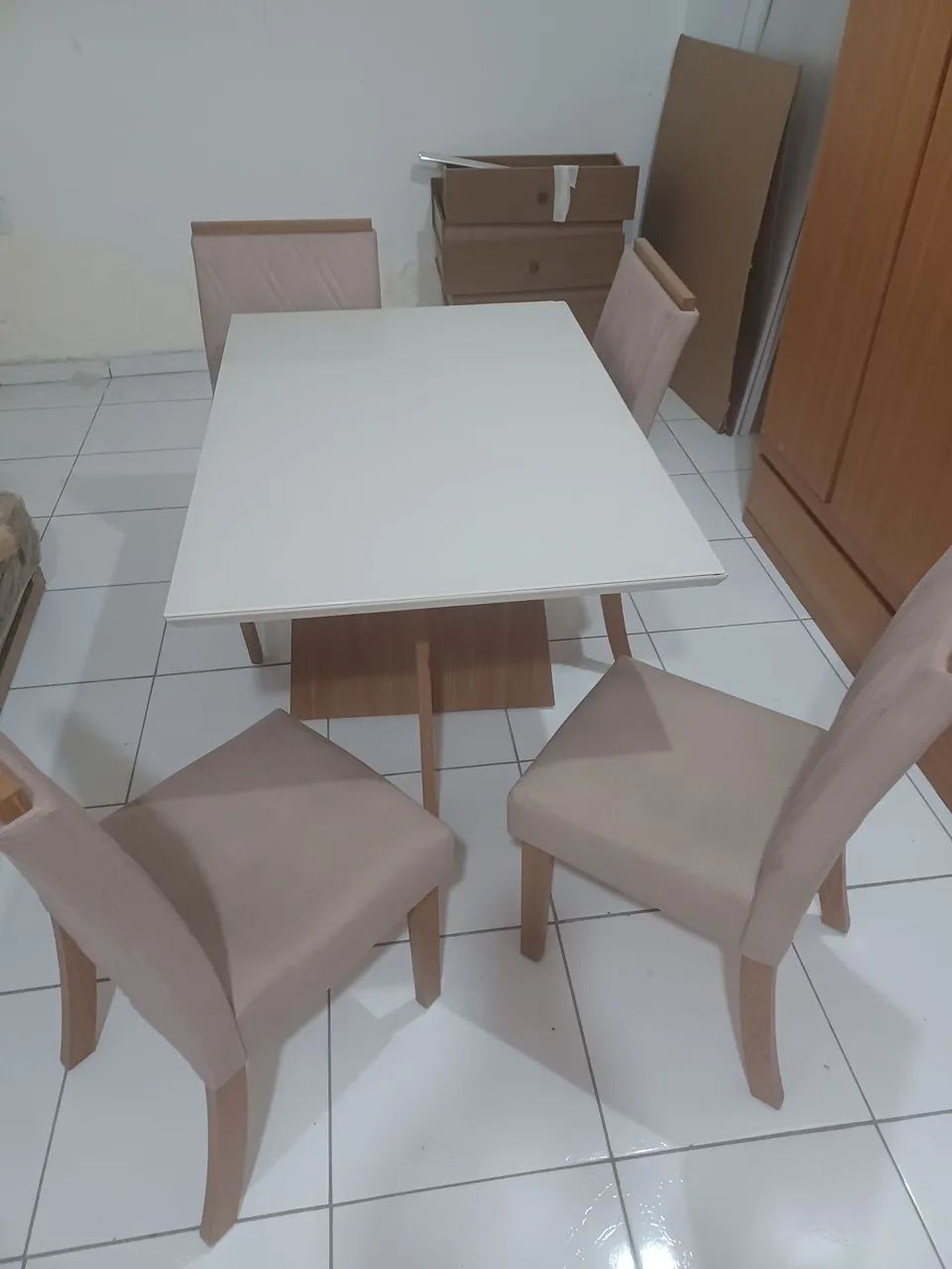 Mesa com 4 cadeiras estofadas - Foto 3