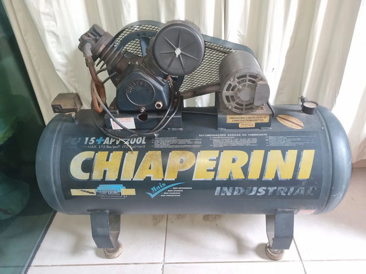 Vende-se 01 compressor CHIAPERINI 200 L