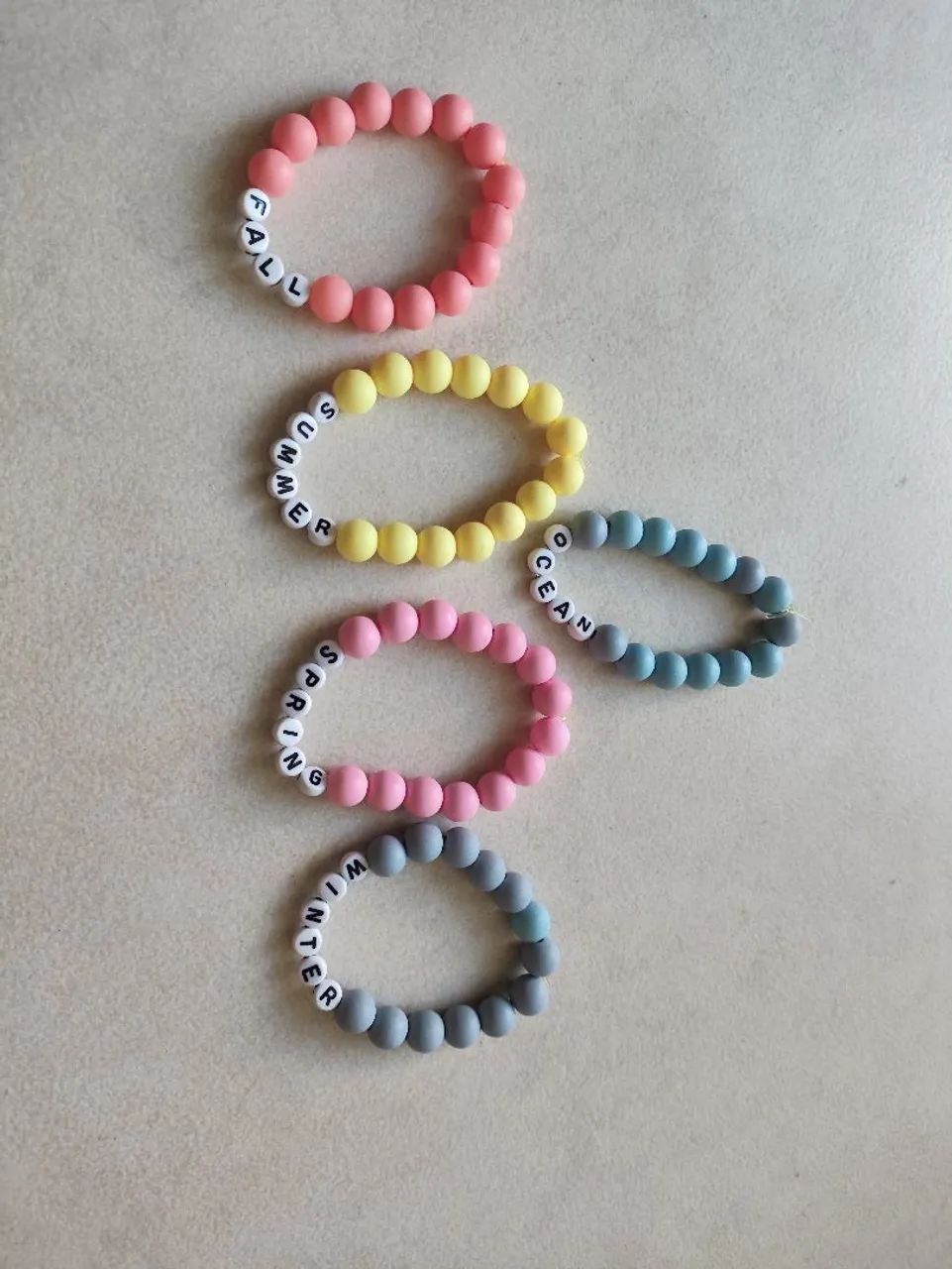 Pulseiras feitas em casa - Foto 4
