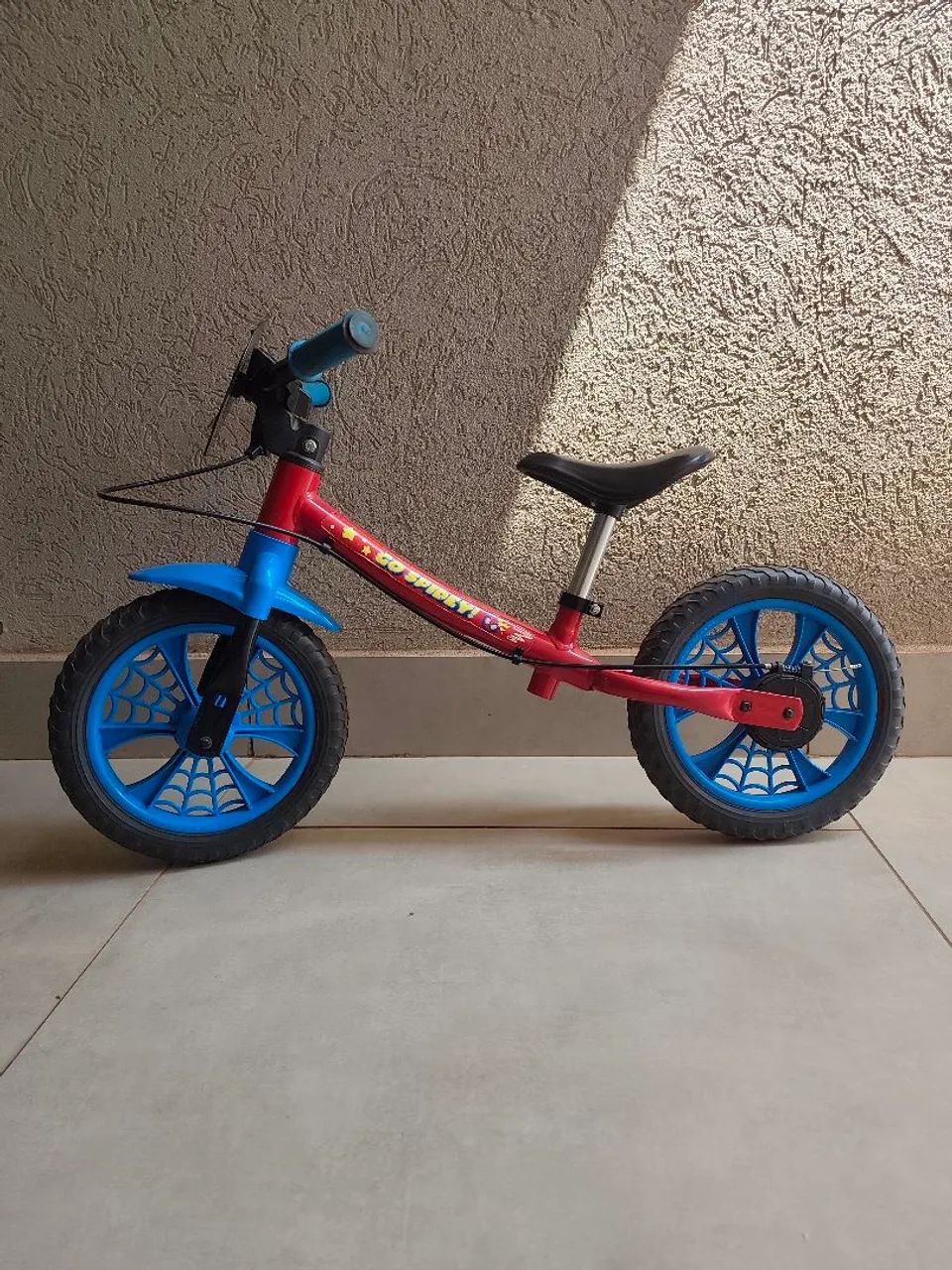 Bicicleta de equilíbrio Spiderman 