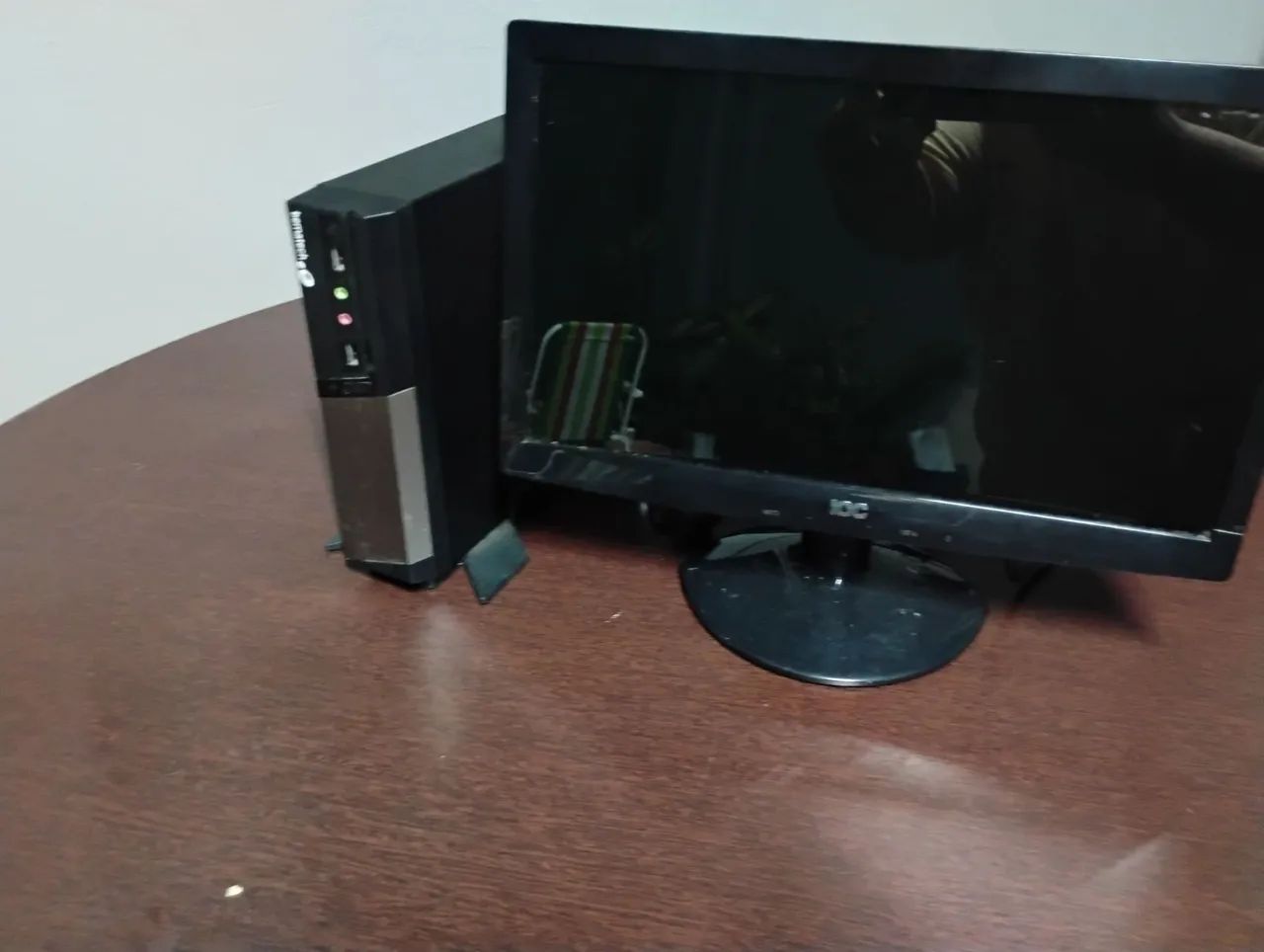 Mesa com computador 