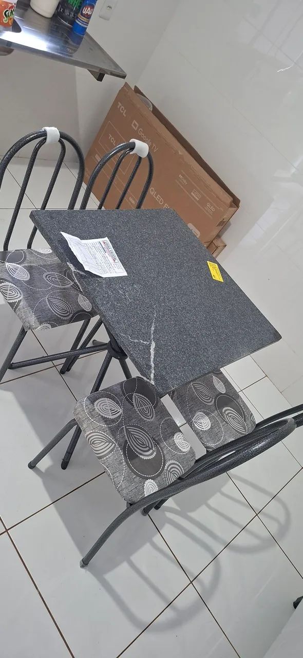 Mesa 4 cadeira nova nunca usada  - Foto 2