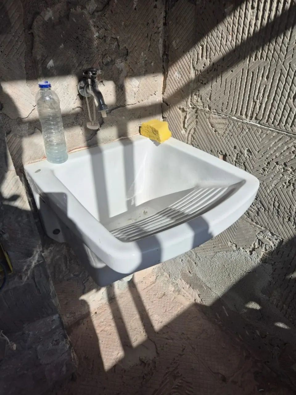 Tanque de lavar roupa com coluna