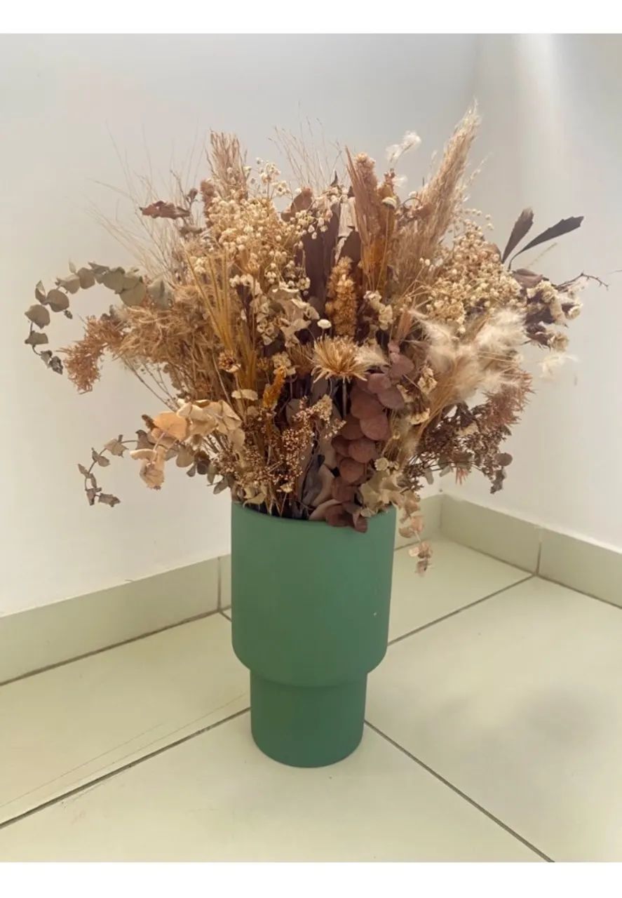 Arranjo de flores secas com vaso 