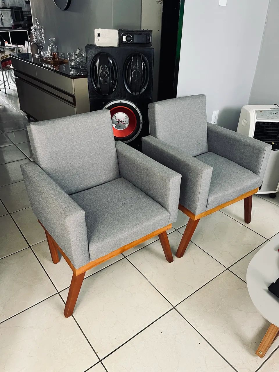 Kit 2 poltronas pés de madeira