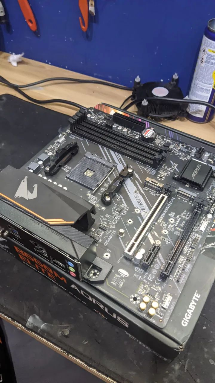 Placa mãe AM4 B550 Aorus Elite  - Foto 4