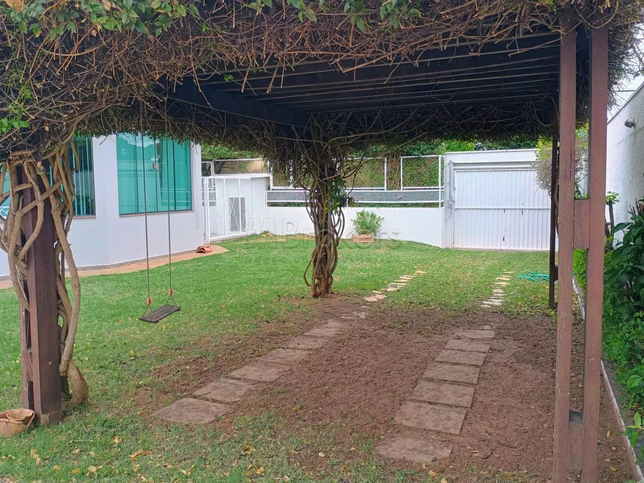 Aconchegante residencia com amplo quintal! - Foto 2