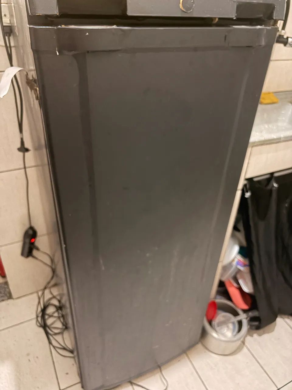 Geladeira preta envelopada 