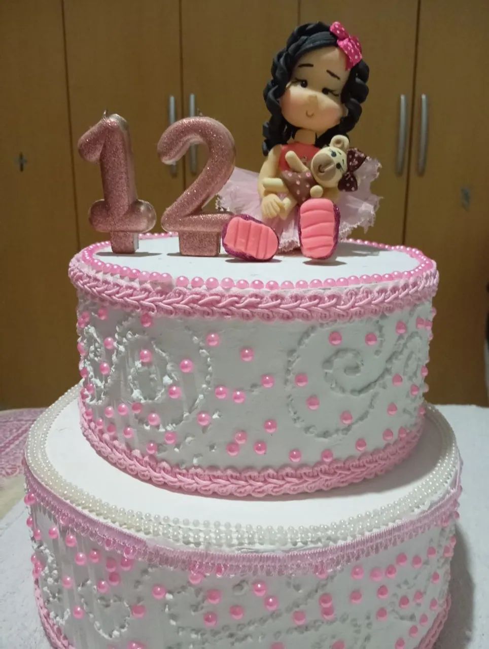 Bolo fake de aniversário com a boneca de biscuit 