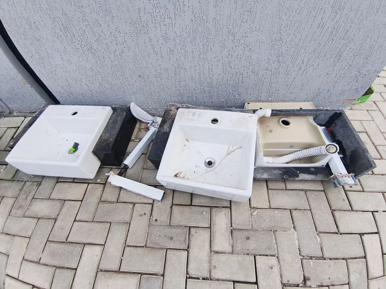 Blocos de cimento e restos de obra - Foto 2