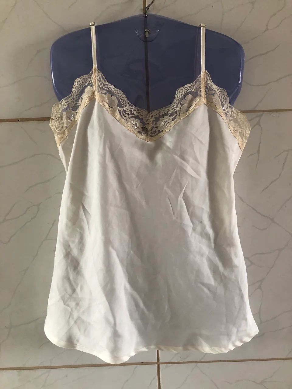 Blusa off em cetim com renda (P)