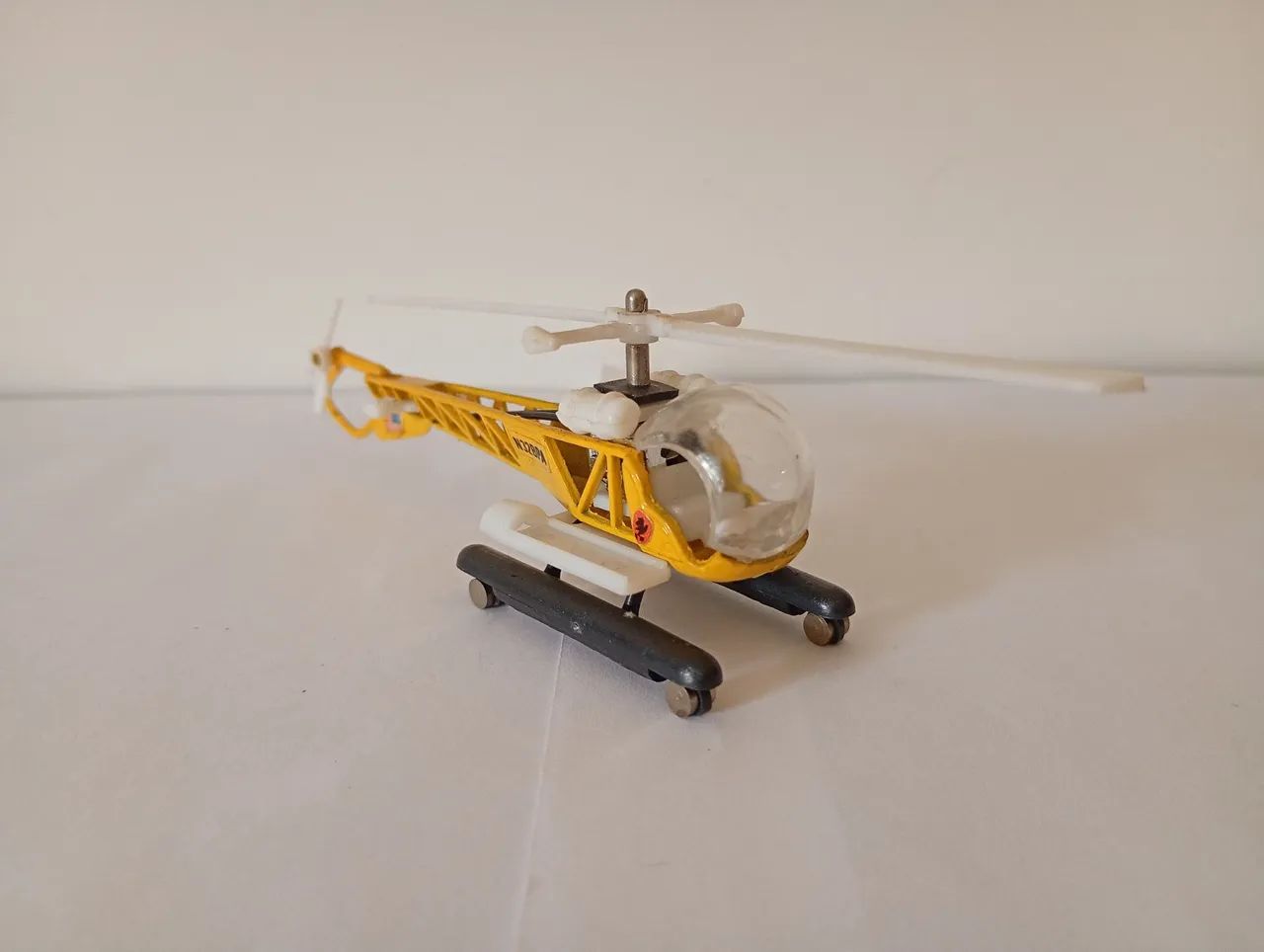 Zylmex - Miniatura Helicóptero Bell 47 - Foto 5