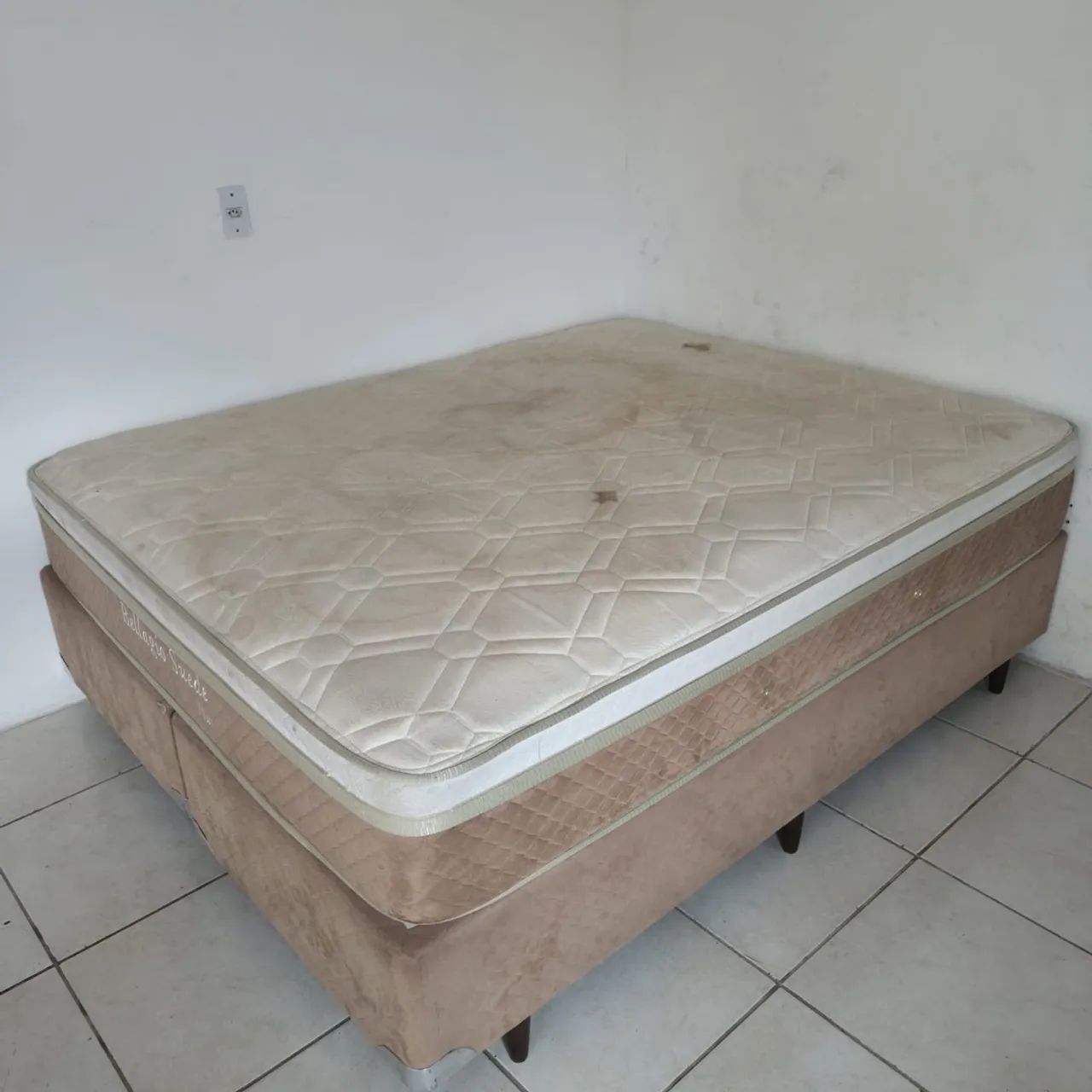 Vende-se cama de casal 
