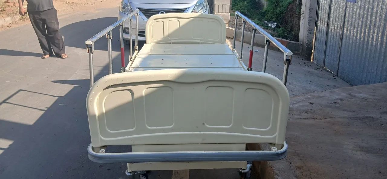 Cama hospitalar de 3 manivela com elevação de altura  - Foto 3