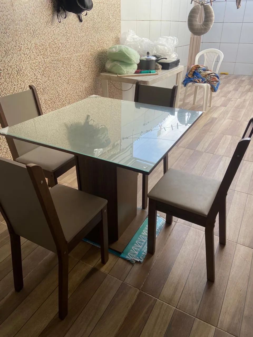 Jogo de Mesa de Jantar 4 Cadeiras Estofadas com Tampo de Vidro - Foto 2