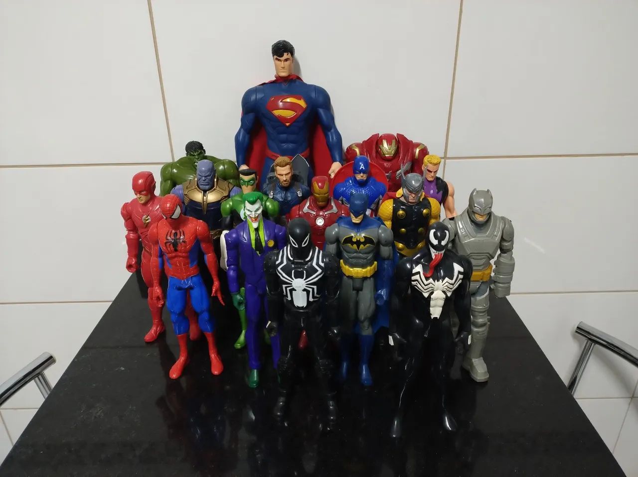 Bonecos Marvel e Liga da Justiça 