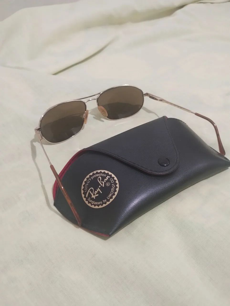 Óculos Ray-ban Aviator dourado usado.