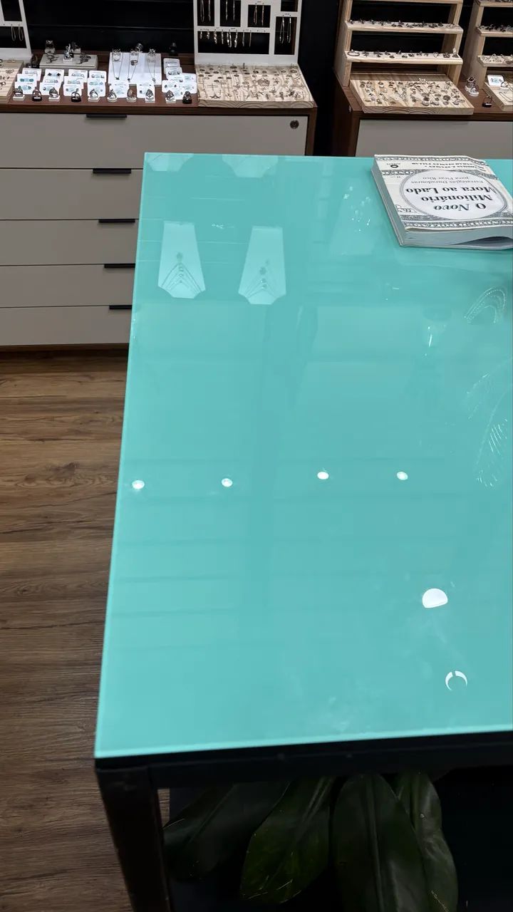Mesa metálica com tampo de vidro verde  - Foto 2