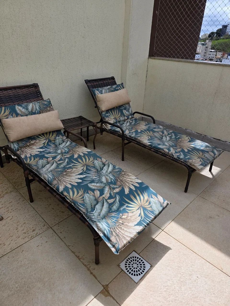 Espreguiçadeiras com mesa e colchonetes