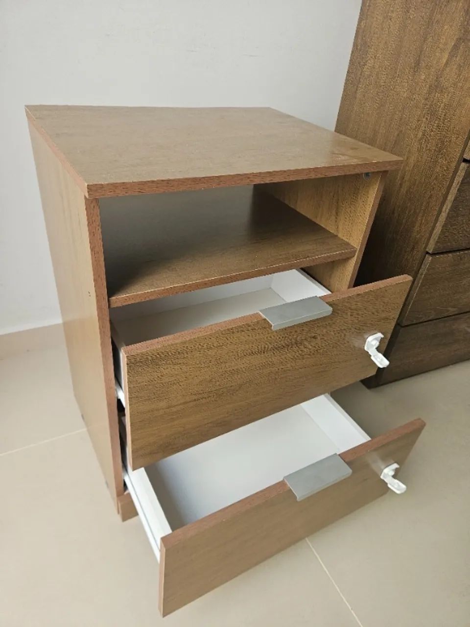 Mesa de Cabeceira Criado Mudo de Madeira com Duas gavetas - Foto 3