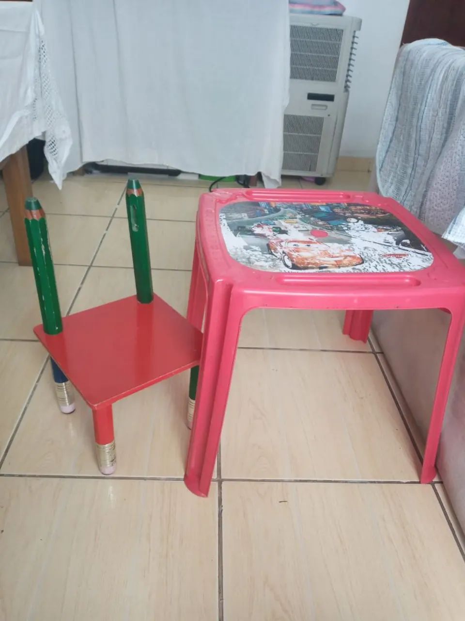 Mesa infantil com cadeira entrego em JF 100 reais  - Foto 4