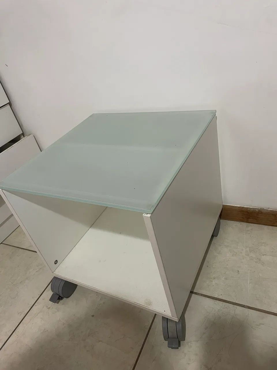 Mesa de Apoio com Tampo de Vidro e Rodízios
