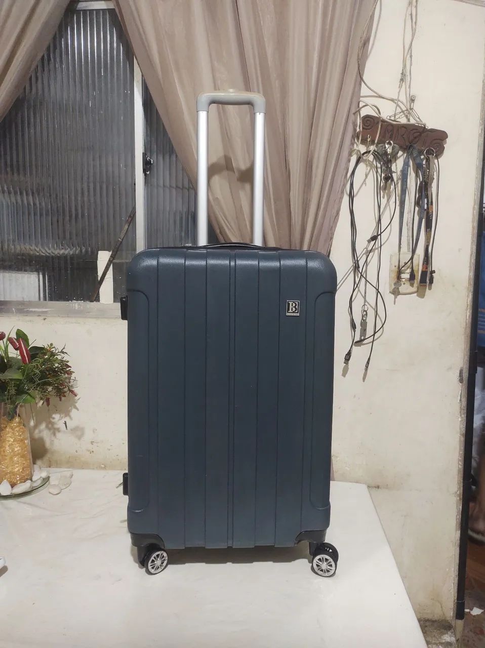 Vendo uma mala de material rígido média 14 kg - Foto 3