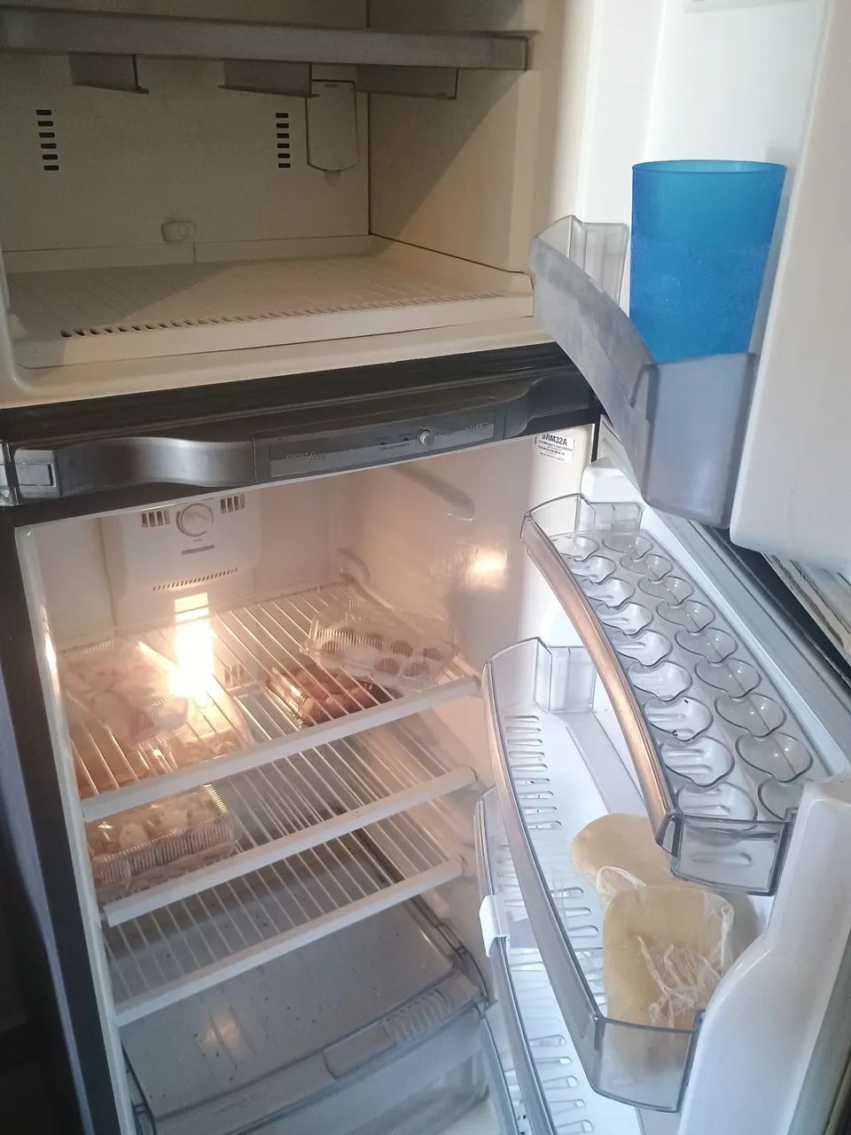 VENDO GELADEIRA FROST FREE USADA FUNCIONANDO OK 330 LITROS MARCAS DE USO - Foto 4