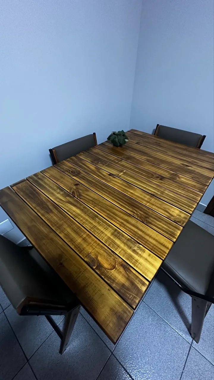 Mesa de madeira com 4 cadeiras  - Foto 4