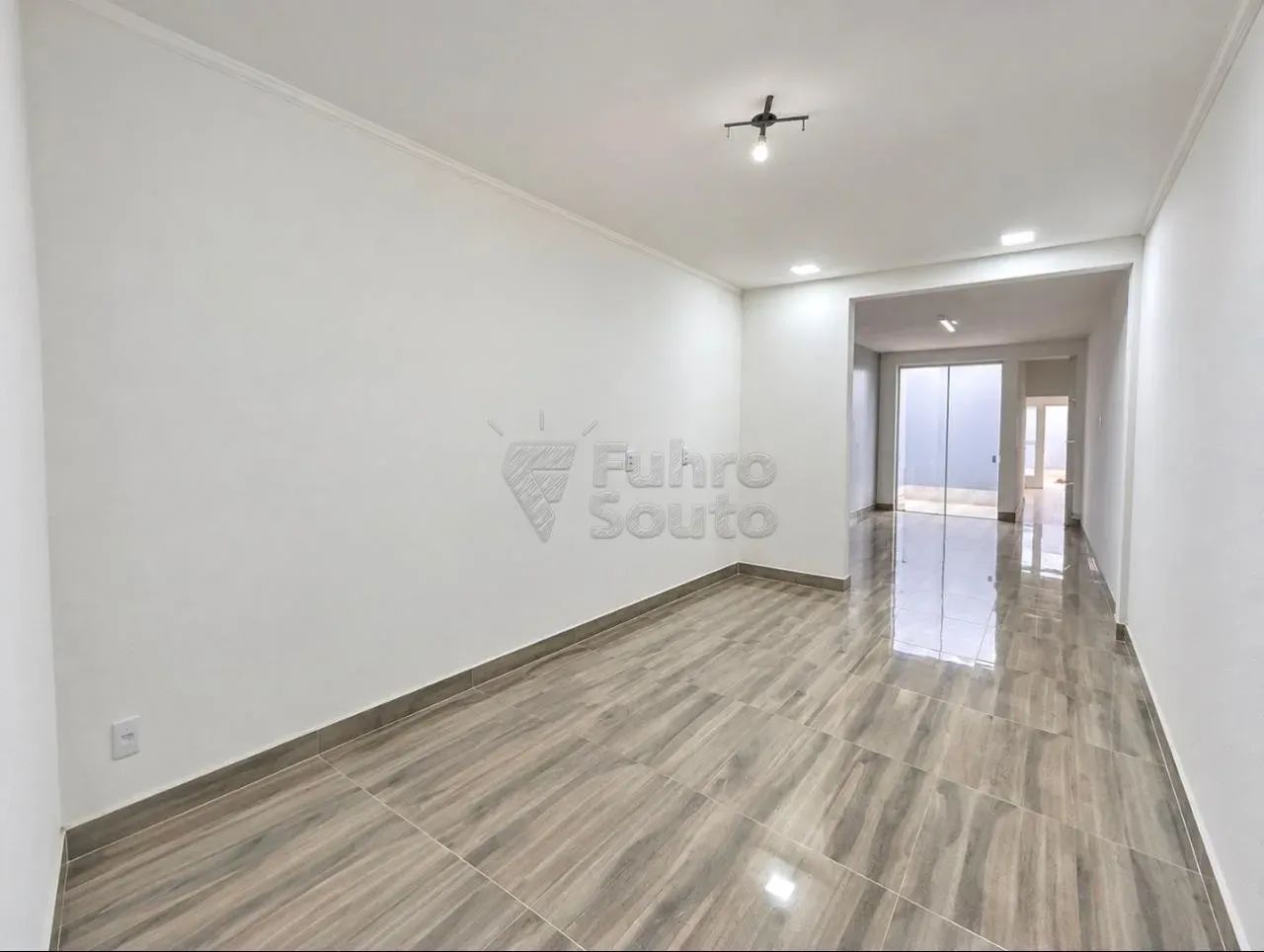 Casa individual, com um dormitório, em região central, prática e com garagem