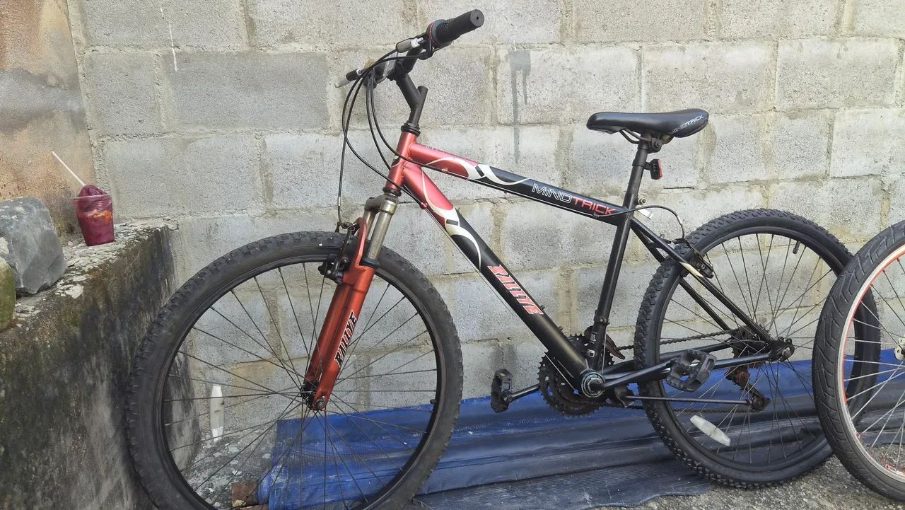 Bicicleta com amortecedor dianteiro 