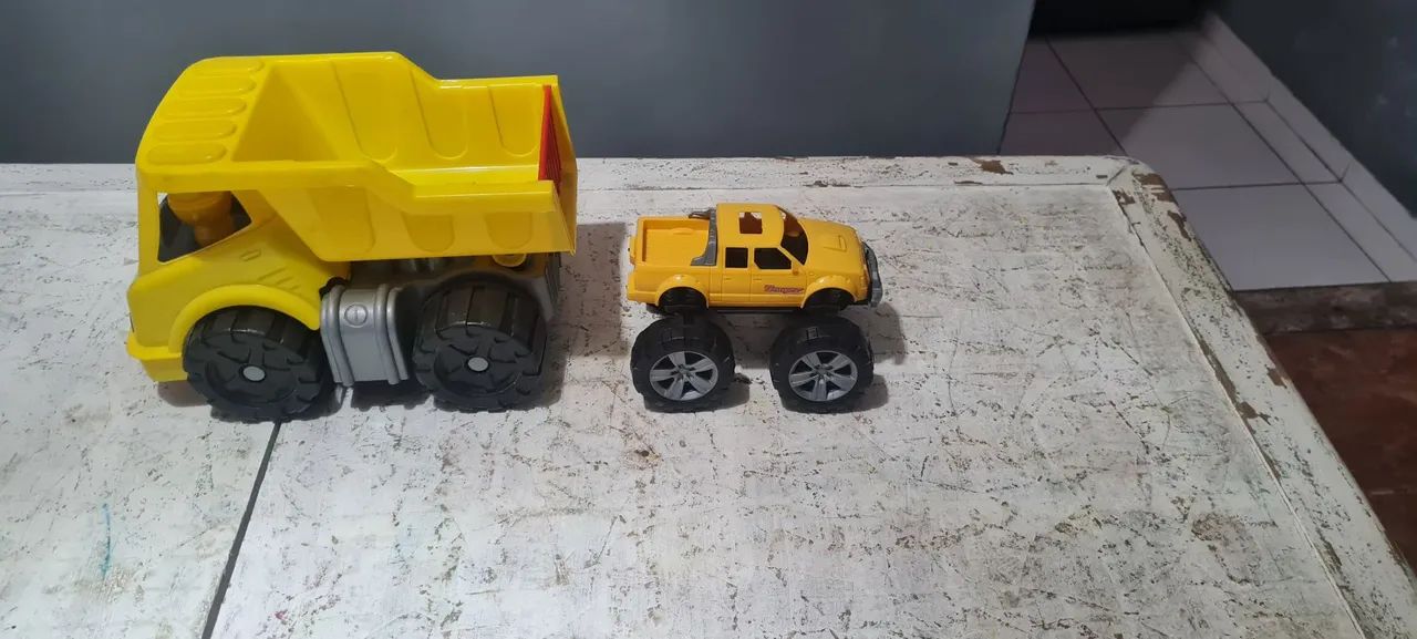 Lote de tratores e caminhão de plástico - Foto 5