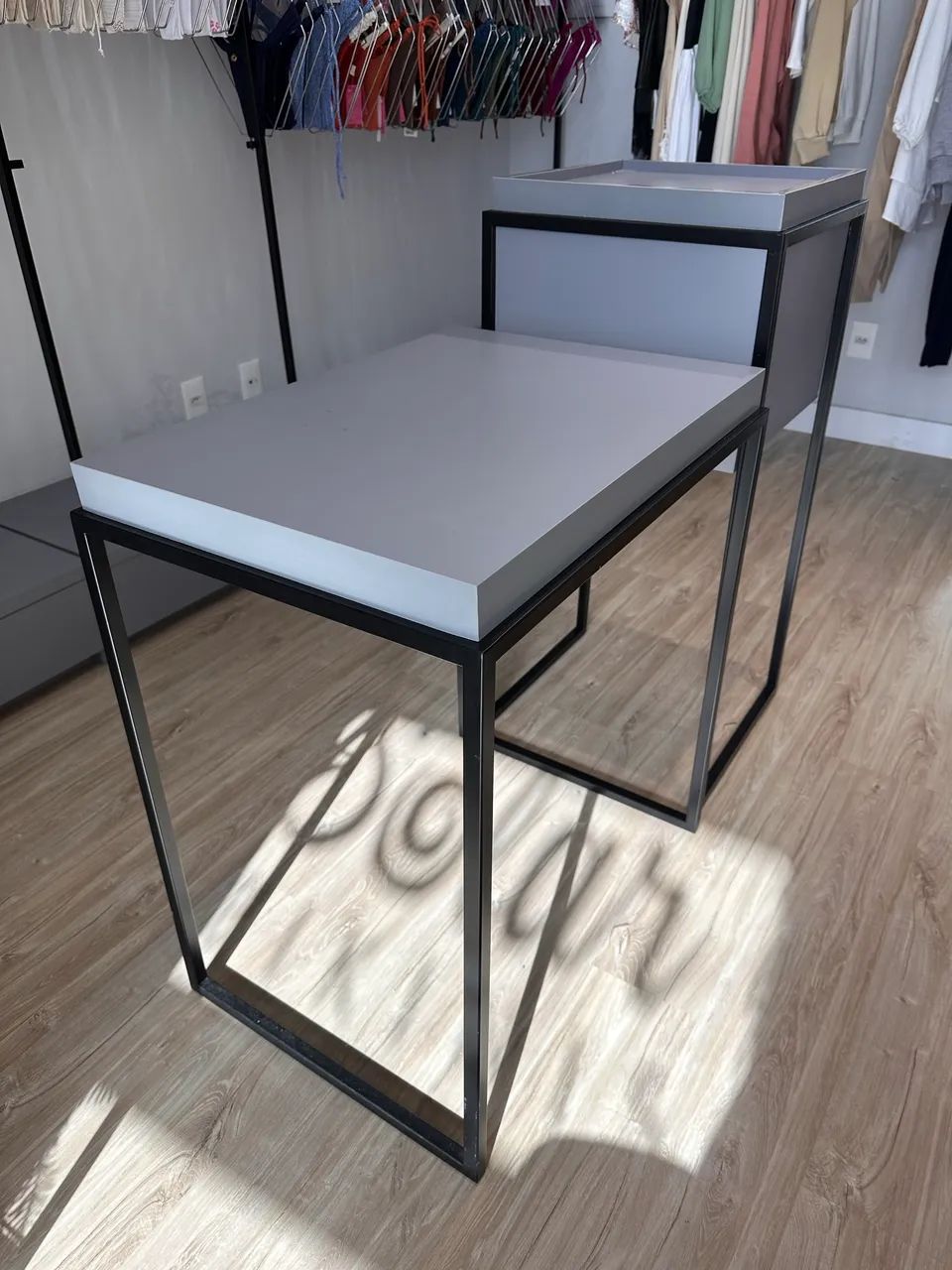 CONJUNTO 2 MESAS EXPOSITORAS - METAL + MDF