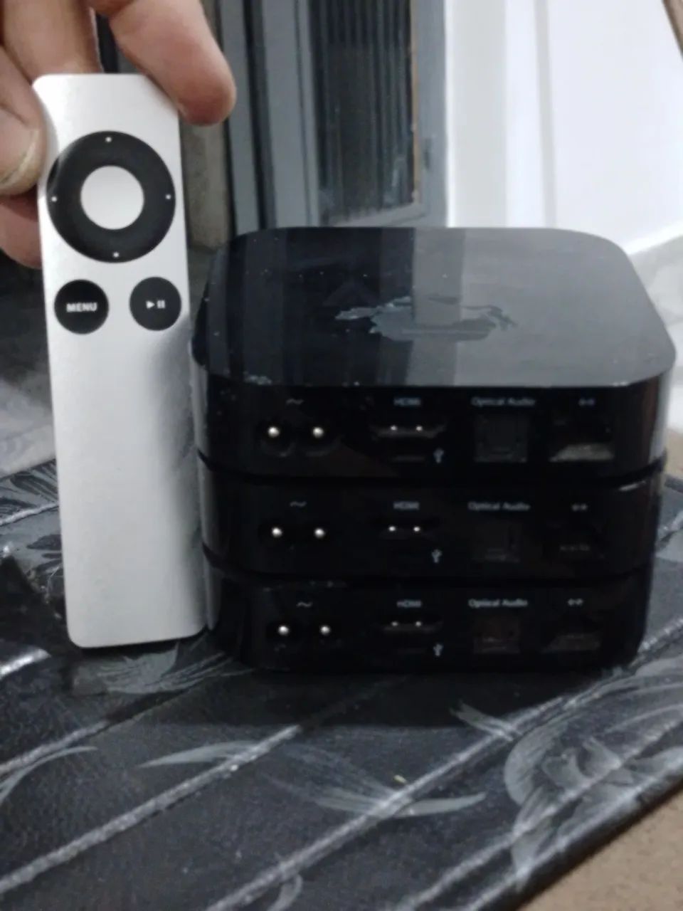 Apple tv 2ª geração tenho 2 peças e 1 controle  - Foto 3