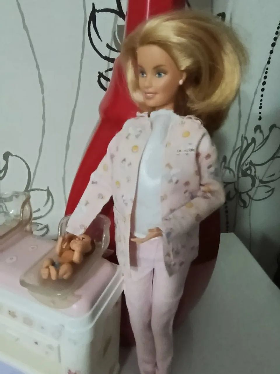 Linda boneca Barbie Pediatra da família reppy family com BB e berçário  - Foto 2