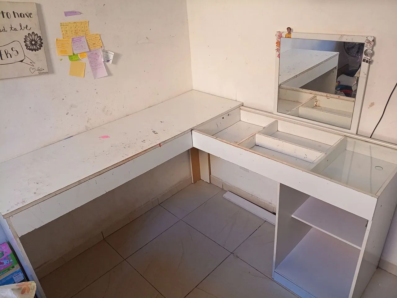 Escrivaninha/ penteadeira 
