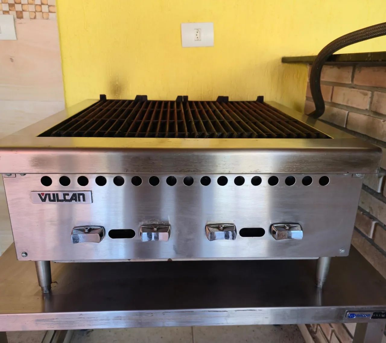 Broiler vulcan 4 bocas com mesa inox