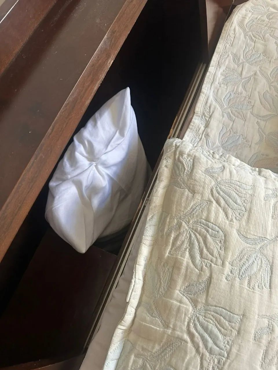 Cama de Casal Madeira Imbuia Cabeceira Gavetas e Mesa de Cabeceira - Foto 3