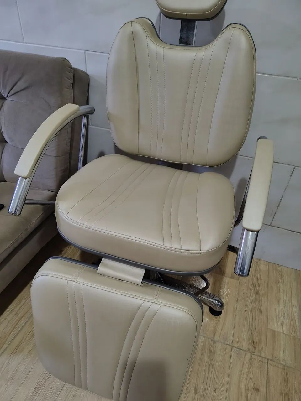 Vendo cadeira articulada para maquiagem/design de sobrancelhas.