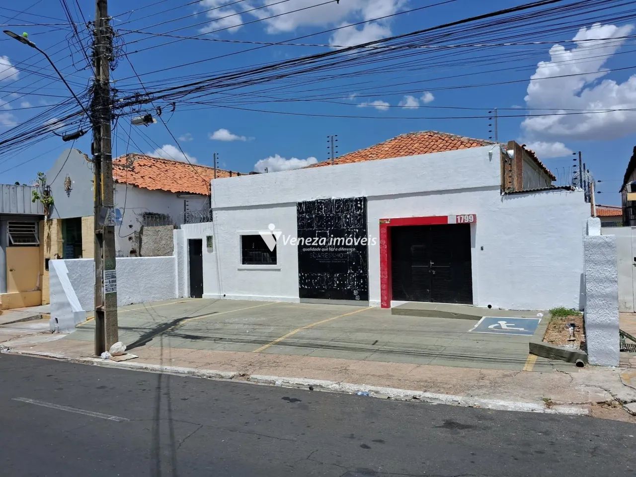 CASA COMERCIAL COM 06 SALAS E ESTACIONAMENTO NO CENTRO PARA VENDA