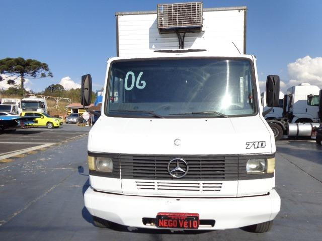 M.Benz 710 - Baú - 2006 - Foto 2