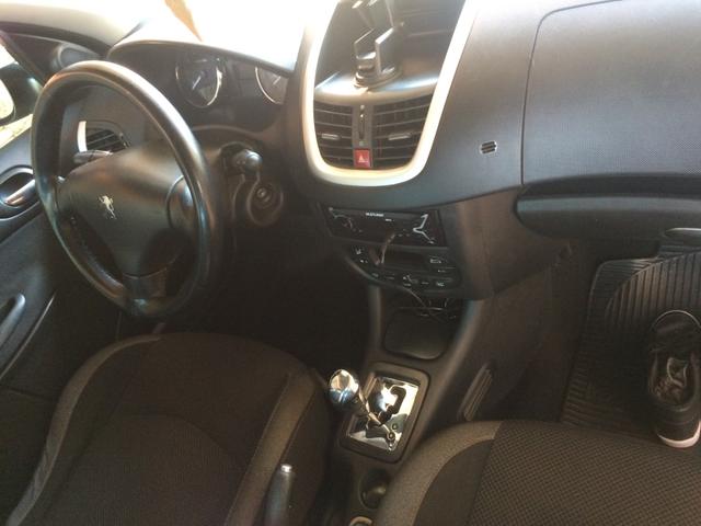 Promoção Peugeot 207 automático Dut em Branco completo financio 15 mil WhatsApp - Foto 2
